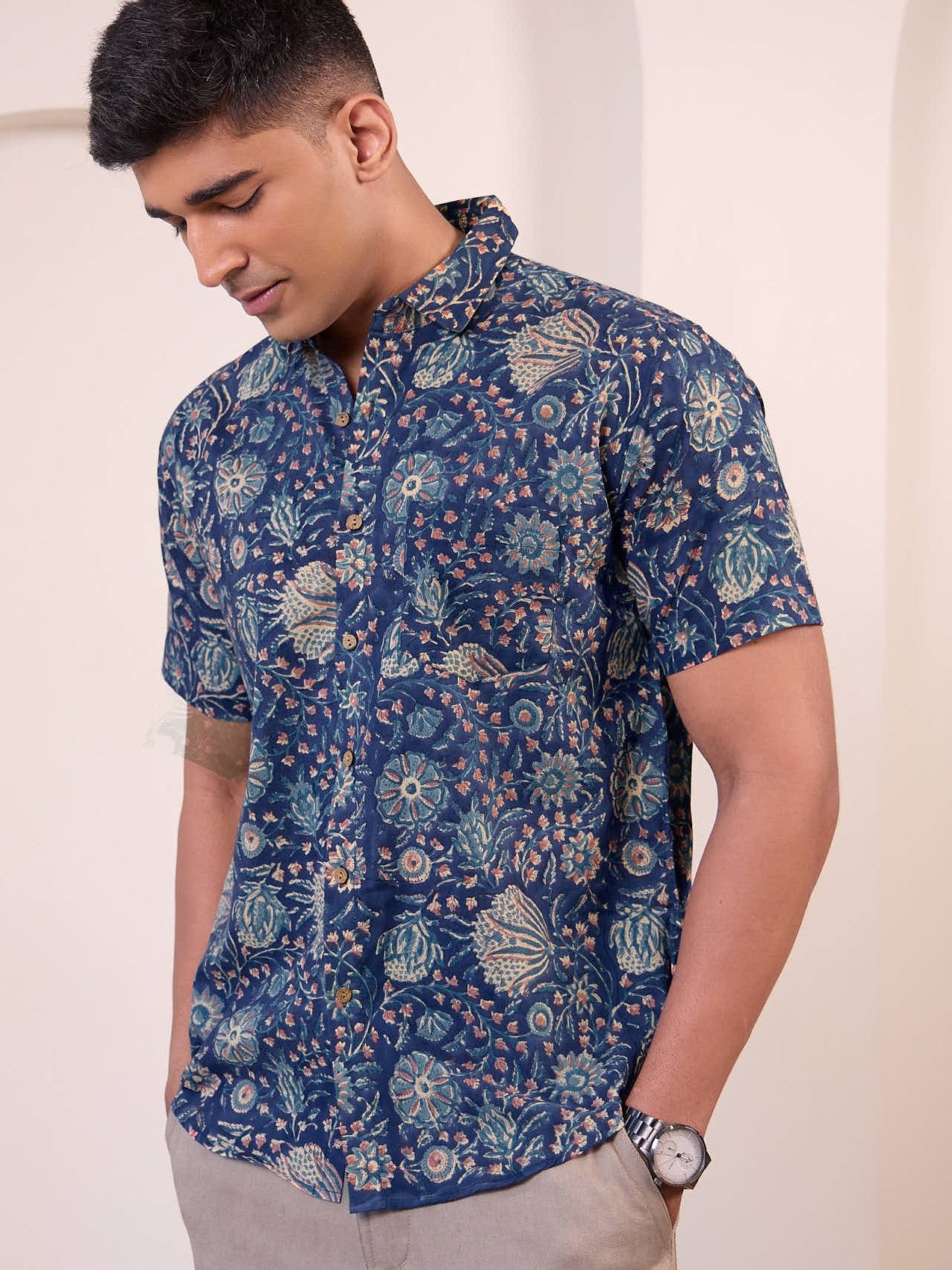Model stylish printed shirt for casual outings