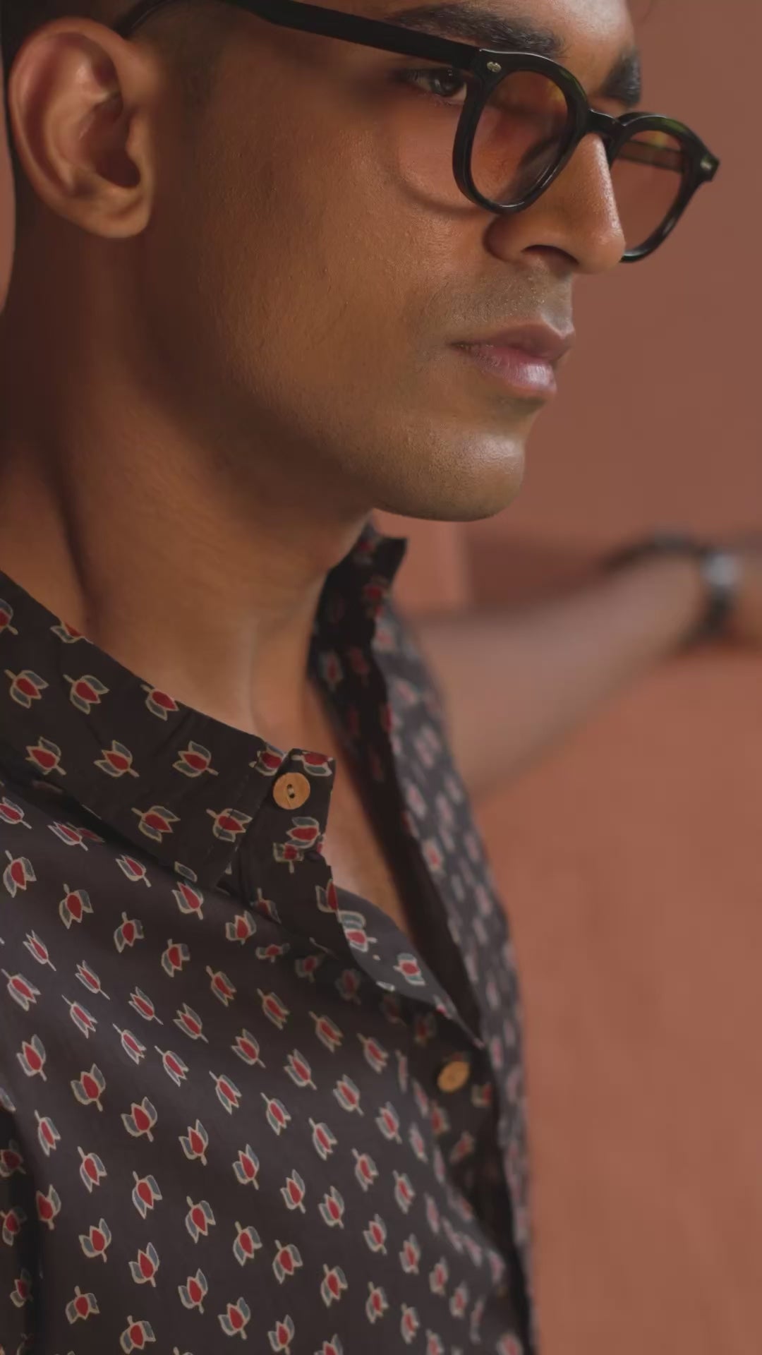 Model wearing men’s shirt for fit and comfort view