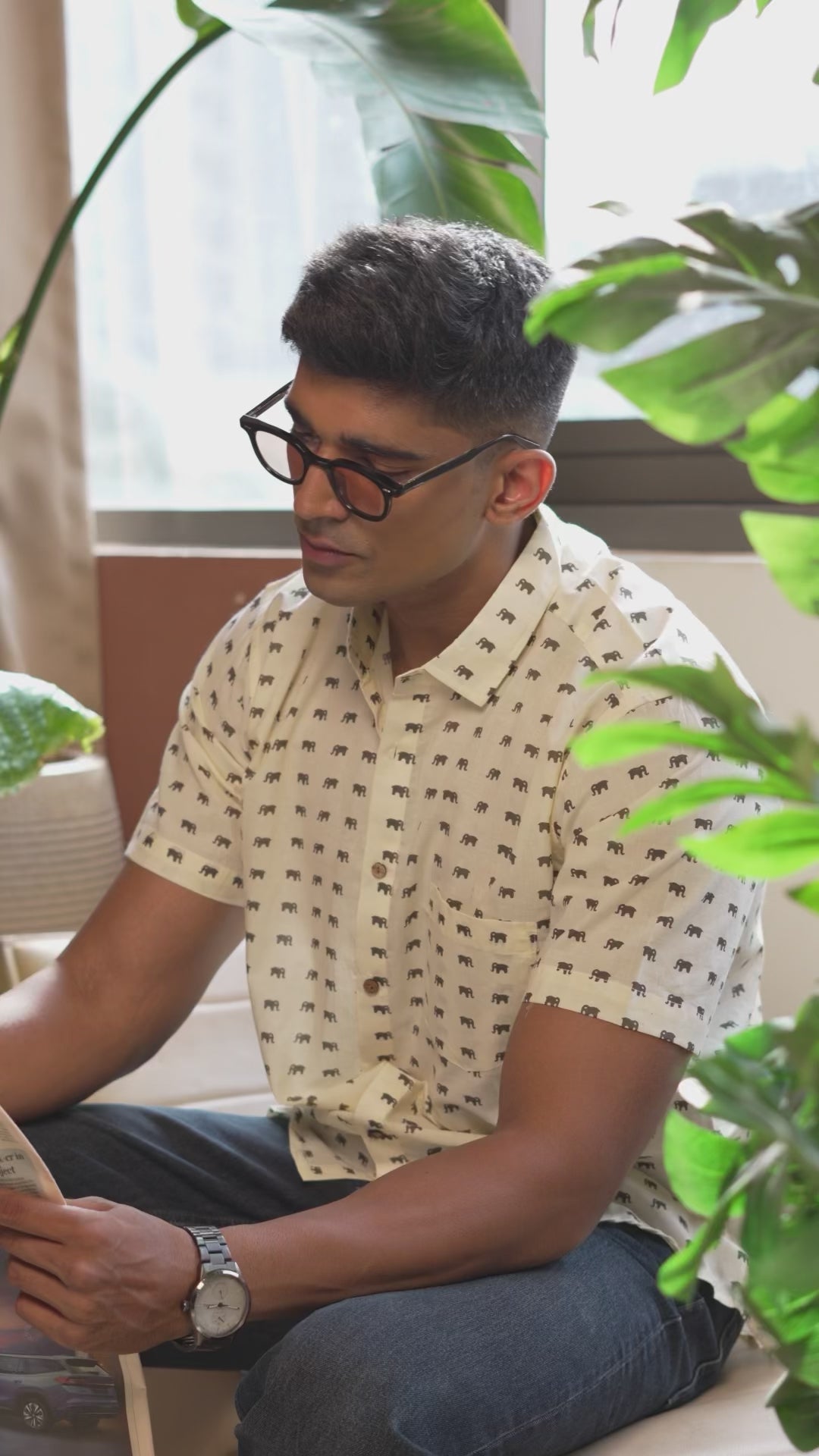 Men’s casual shirt video showing fit around shoulders and chest